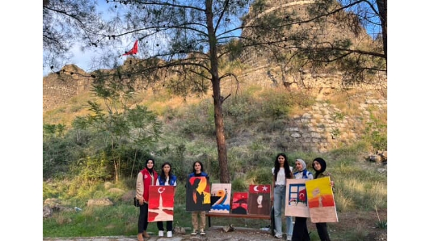 Toprakkale’de Gençler Tarihi Kalede “Cumhuriyet”i Çizdi