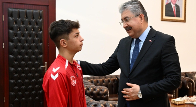 Vali Erdinç Yılmaz, Şampiyon Güreşçiyi Kabul Etti