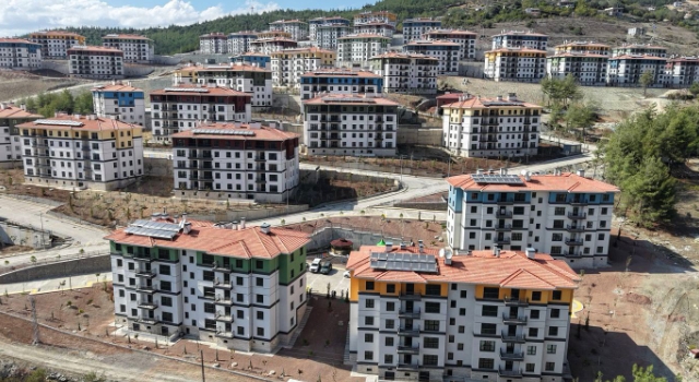 Vali Yılmaz, Bahçe’de Deprem Konutlarını İnceledi