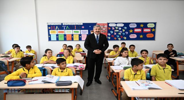 Vali Yılmaz Deprem TOKİ’lerinde İnşa Edilen Okulu Gezdi