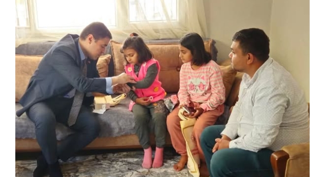 Yağmur Altında İstiklal Marşı Okuyan Elif Naz Ödüllendirildi