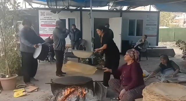 Bahçe’de Renkli Anlar! Kadınlar Davul Zurna Eşliğinde Yufka Açtı