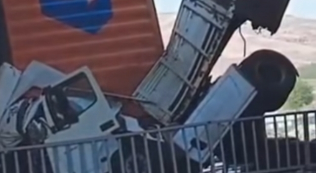 Bahçe’de tır faciası: Köprüden uçtu, can kaybı yok