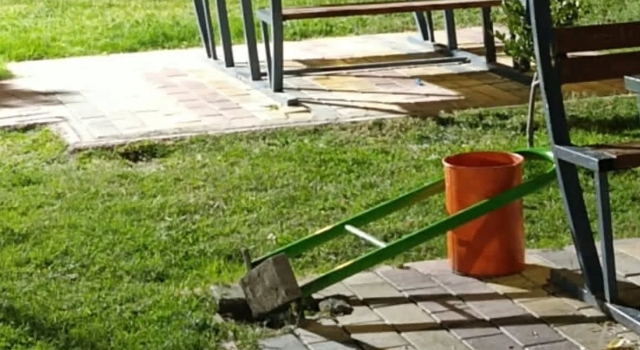 Böylesi Görülmedi: Çöpleri etrafa atıp çöp kutusuna zarar verdiler