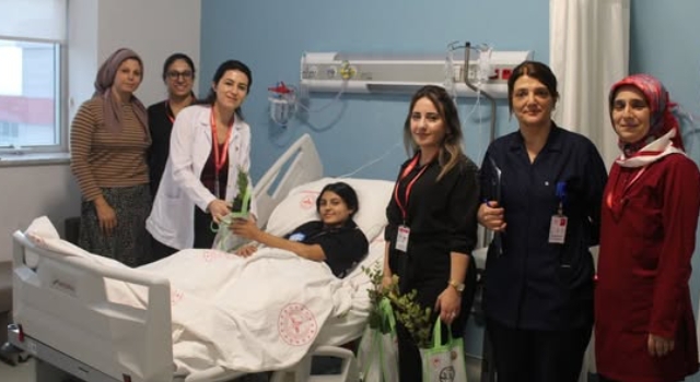 Hastanede Çocuklara Anlamlı Hediye