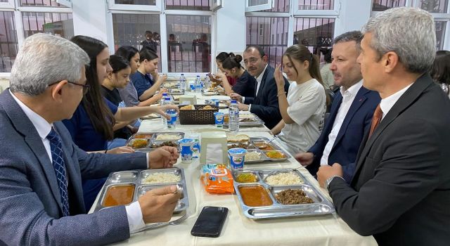 Kaymakam Dolu Kız Öğrencilerle Yemekte Buluştu