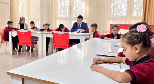 Kaymakam Özer öğrencilerle kitap okudu