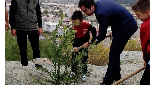 Kaymakam Yunus Emre Şahin Çocuklarla Fidan Dikti