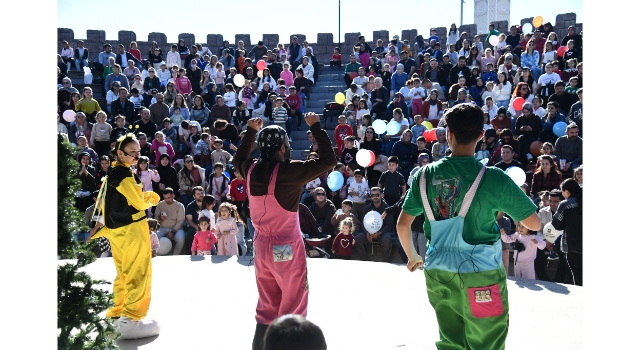 Osmaniye’de Çocuklara Ara Tatil Sürprizi: Şirinler Sahnede