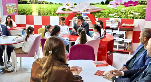Toprakkale’de Kaymakam Özer’den Öğrencilere Kitap Okuma Desteği