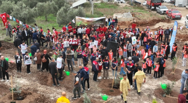 Vatandaşlar Fidanları Toprakla Buluşturdu