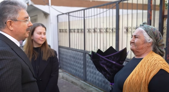 51 Yıl Sonra Vali Yılmaz'ın Çiçek Hediyesi Yaşlı Kadını Duygulandırdı