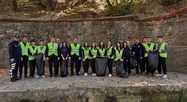 Bahçe’de Öğrenciler “Tertemiz Yarınlar” İçin Temizlik Yaptı
