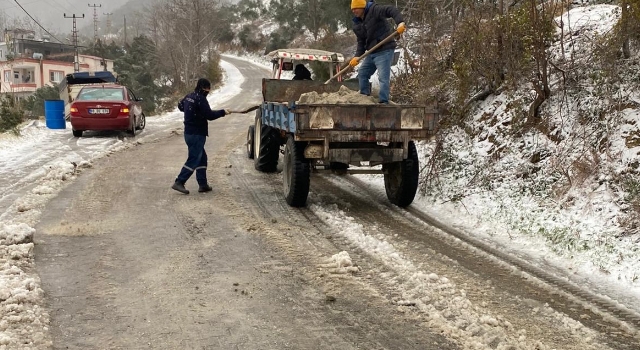 Düziçi Beyaza Büründü: Belediye Ekipleri Tuzlama Çalışmasına Başladı