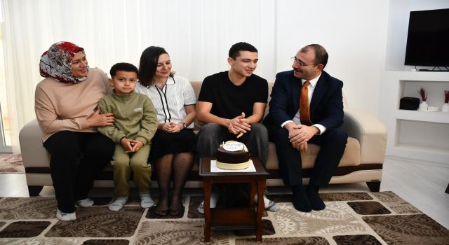 Kadirli Kaymakamı Erdinç Dolu ve Eşinden, Mert'e Doğum Günü Sürprizi