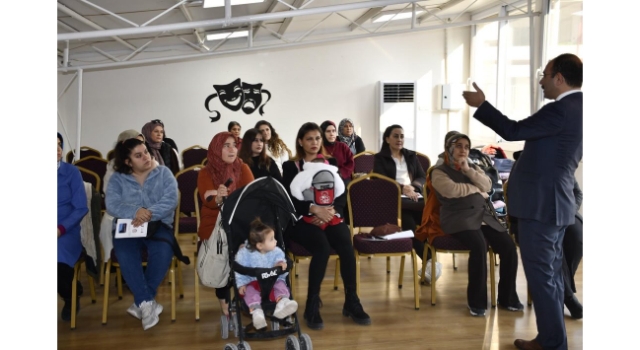 Kadirli’de Anne Akademisi Başladı, Kaymakam Dolu Kursiyerleri Ziyaret Etti