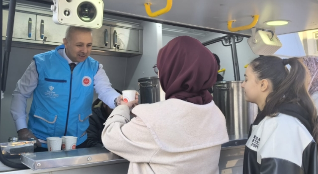 Osmaniye Müftüsü Kendi Elleriyle Öğrencilere Sıcak Çorba Dağıttı