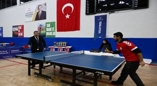 Osmaniye'de Masa Tenisi Turnuvasının Startını Vali Yılmaz Verdi