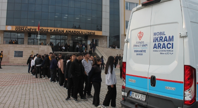 Osmaniye'de Öğrenciler Sıcak Çorba İçin Sıraya Girdi