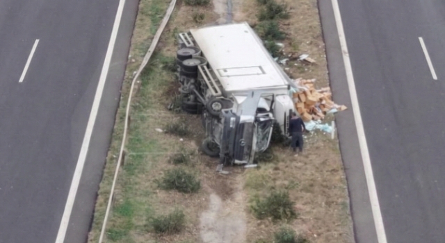 Osmaniye’de Tır Kazası: Araç Orta Refüje Yan Yattı