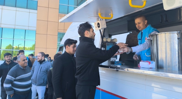 Osmaniye’de Üniversiteli Gençlere Sıcak Çorba Sürprizi