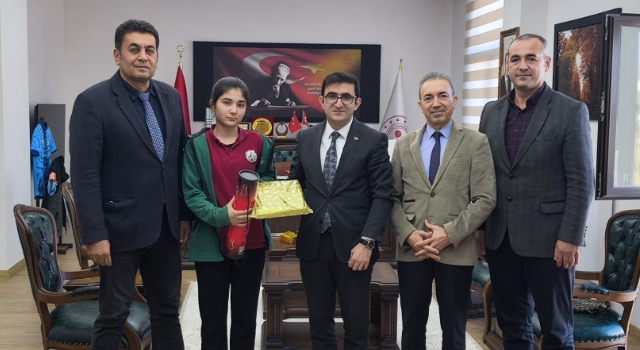 Sumbas’ta LGS Deneme Birincisi Kaymakam Tarafından Kabul Edildi