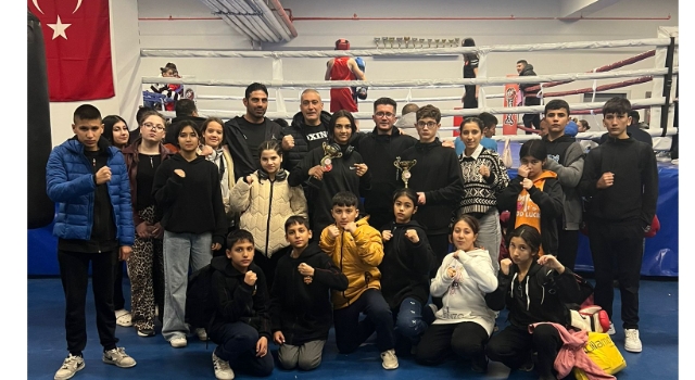 Toprakkale Belediyesi Sporcuları Niğde'deki Boks Turnuvasına Damga Vurdu