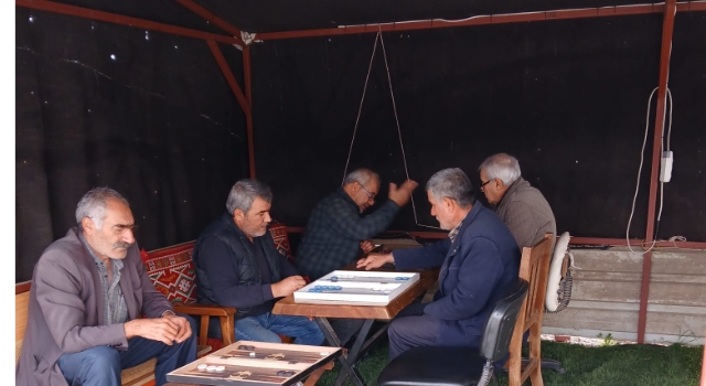 Toprakkale’de kara çadır altında nefes kesen tavla turnuvası!