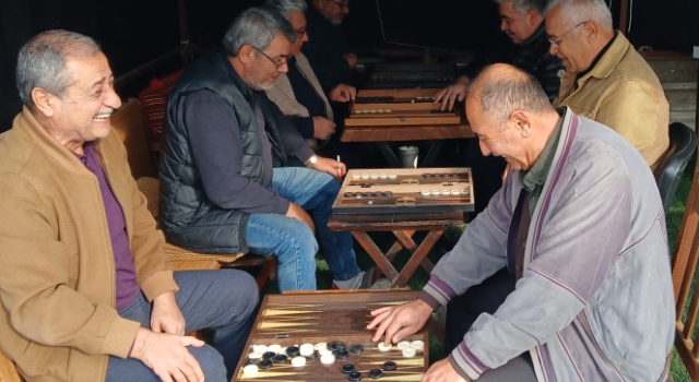 Toprakkale’de kara çadır altında nefes kesen tavla turnuvası!