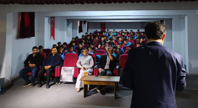 Toprakkale’de Meslek Lisesi Öğrencilerine “Gençlerde Kur’an Ahlakı” Konferansı