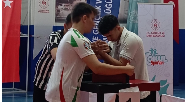 Toprakkale'de Öğrencilerden Bilek Güreşinde Çifte Zafer