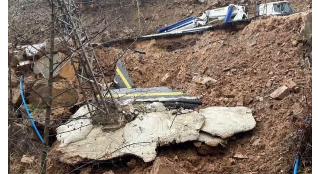 Bahçe’de Sağanak Alarmı: Köy Yolunda Göçük, Elektrikler Kesildi