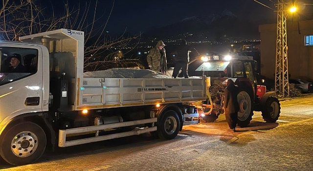 Ellek’te Buzlanmaya Karşı Gece Boyu Tuzlama Çalışması