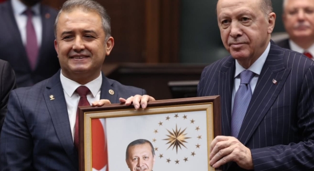 İstanbul Milletvekili Şahin AK Parti’de: Rozetini Erdoğan’ Taktı