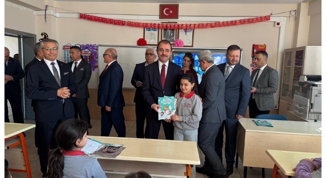 Kaymakam Erdinç Dolu, Kadirli’de Öğrencilerin Karne Sevincine Ortak Oldu