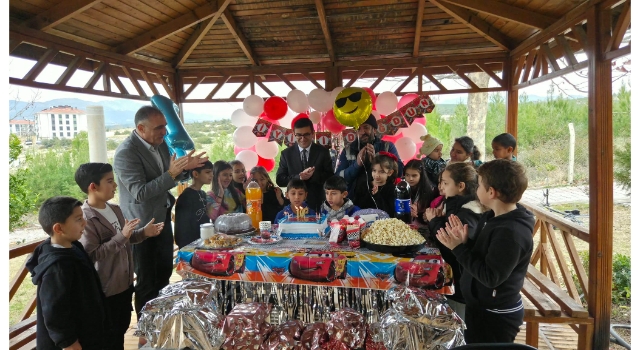 Sumbas’ta İkiz Kardeşlere Doğum Günü Sürprizi