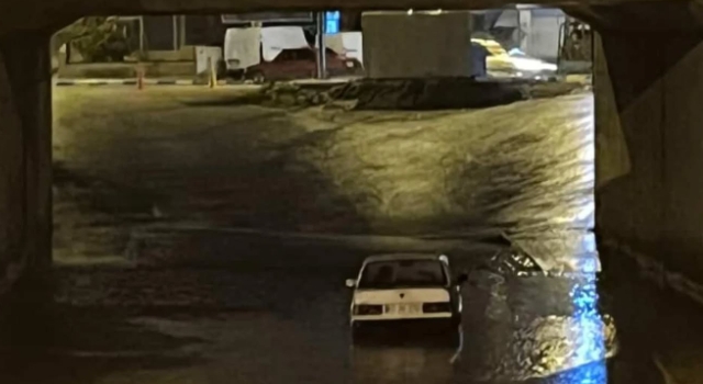 Toprakkale’de Alt Geçit Suyla Doldu: Araç Yolda Kaldı, Vatandaş İsyan Etti