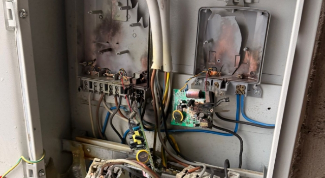 Toprakkale’de Yıldırım Dehşeti: Tepe Mahallesi’nde Elektronik Cihazlar Yandı