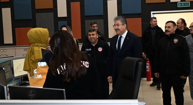 Vali Dr. Erdinç Yılmaz’dan Yılın Son Saatlerinde Polis Merkezine Ziyaret