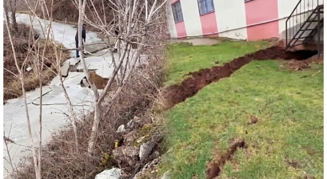 Düziçi'nde Köyde Toprak Kayması! Yol ve Evler Zarar Gördü