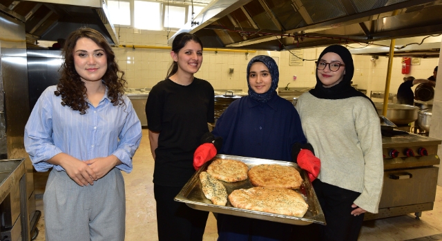 Osmaniye’de Yurtlarda Ramazan Bereketi: Öğrencilerden Sıcacık Pide Atölyesi