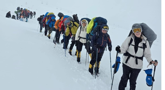Osmaniyeli Dağcılar Erciyes’te 6 Şubat Şehitlerini Andı