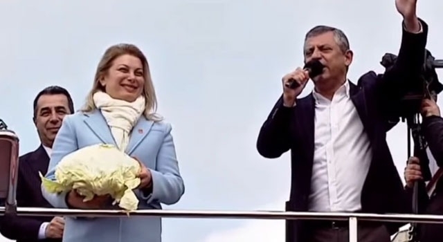 Özgür Özel’den Asu Kaya’ya “Lahana Sarması” Sorusu Mitinge Damga Vurdu