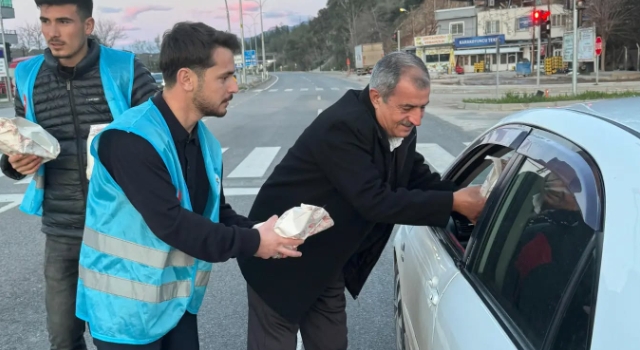 Toprakkale’de AK Partili Gençlerden “İftara 5 Kala” İkramı