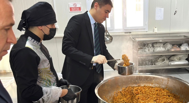 Toprakkale’de Aşevi Hizmeti Sürüyor: Kaymakam Volkan Özer’den Ziyaret