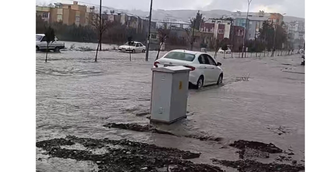 Toprakkale’de Sağanak Sele Dönüştü! Caddeler Nehre Döndü