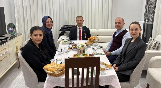 Vali Serdengeçti İftarı Kızıyla Birlikte Gazinin Evinde Açtı