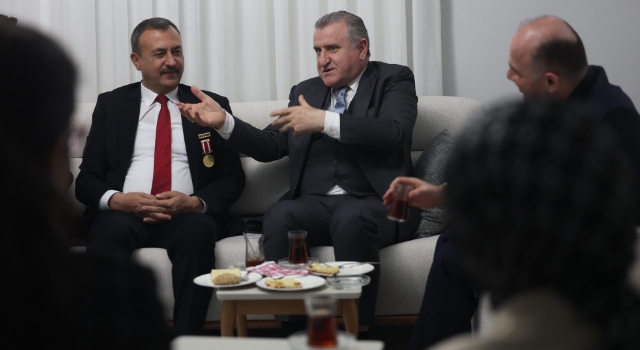 Bakan Bak’tan Depremde Ailesini Kaybeden Kaba’ya Ziyaret