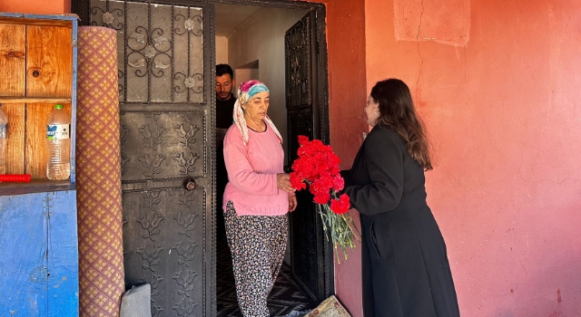 Hasanbeyli’de Kadınlara 8 Mart’ta Karanfil Dağıtıldı