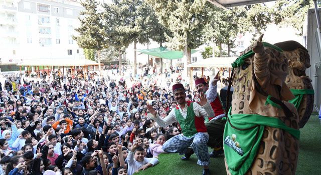 Osmaniye’de Hacivat-Karagöz Gösterisi Büyük İlgi Gördü